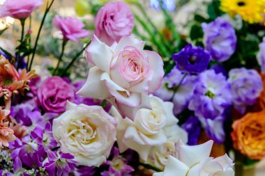 Central Chidlom 'daki alışveriş merkezinde bir demet çiçek süslemesi. Arka plan dokusunda güzel çiçeklerin çeşitleri var. Fotoğraf seçici bir odak ile çekildi, bazı kısımlar bulanık efektler.