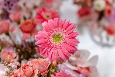 Central Chidlom 'daki alışveriş merkezinde bir demet çiçek süslemesi. Arka plan dokusunda güzel çiçeklerin çeşitleri var. Fotoğraf seçici bir odak ile çekildi, bazı kısımlar bulanık efektler.
