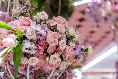 Central Chidlom 'daki alışveriş merkezinde bir demet çiçek süslemesi. Arka plan dokusunda güzel çiçeklerin çeşitleri var. Fotoğraf seçici bir odak ile çekildi, bazı kısımlar bulanık efektler.