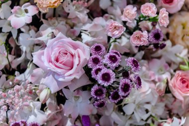 Central Chidlom 'daki alışveriş merkezinde bir demet çiçek süslemesi. Arka plan dokusunda güzel çiçeklerin çeşitleri var. Fotoğraf seçici bir odak ile çekildi, bazı kısımlar bulanık efektler.