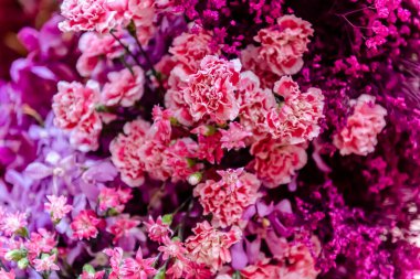 Central Chidlom 'daki alışveriş merkezinde bir demet çiçek süslemesi. Arka plan dokusunda güzel çiçeklerin çeşitleri var. Fotoğraf seçici bir odak ile çekildi, bazı kısımlar bulanık efektler.