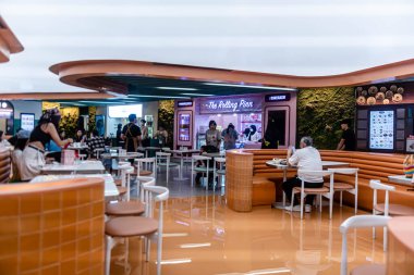 Bangkok, Tayland 'daki Merkez Chidlom olarak bilinen alışveriş merkezinin içindeki dükkanların ve yemek salonunun görüntüsü.