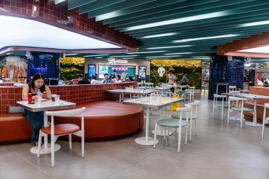 Bangkok, Tayland 'daki Merkez Chidlom olarak bilinen alışveriş merkezinin içindeki dükkanların ve yemek salonunun görüntüsü.