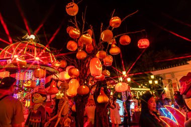 Bangkok 'ta Chocolate Ville tarafından düzenlenen Cadılar Bayramı festivali, yerel halk ve turistler etkinliğe katılmak, yemek yemek yemek, oyun oynamak ve burada gösterileri izlemek için geliyorlar..