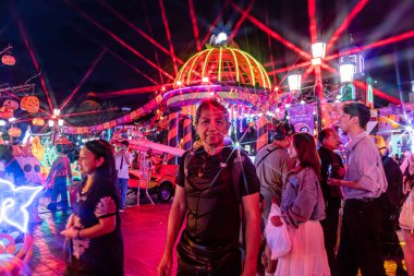 Bangkok 'ta Chocolate Ville tarafından düzenlenen Cadılar Bayramı festivali, yerel halk ve turistler etkinliğe katılmak, yemek yemek yemek, oyun oynamak ve burada gösterileri izlemek için geliyorlar..