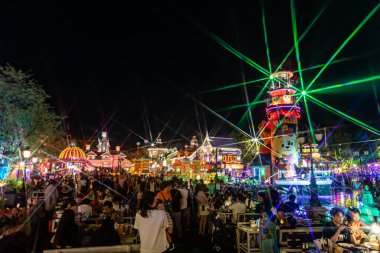 Bangkok 'ta Chocolate Ville tarafından düzenlenen Cadılar Bayramı festivali, yerel halk ve turistler etkinliğe katılmak, yemek yemek yemek, oyun oynamak ve burada gösterileri izlemek için geliyorlar..