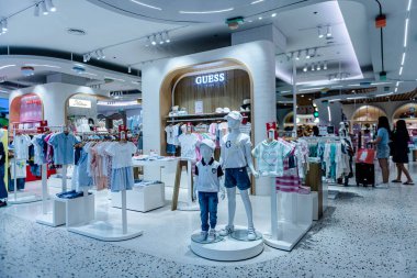 Sukhumvit yolundaki Central Chidlom 'daki farklı bir markanın iç görünümü. Bangkok, Tayland. - 28 Ekim 2025.