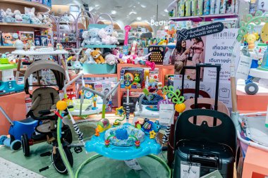 Sukhumvit yolundaki Central Chidlom 'daki farklı bir markanın iç görünümü. Bangkok, Tayland. - 28 Ekim 2025.