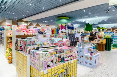 Sukhumvit yolundaki Central Chidlom 'daki farklı bir markanın iç görünümü. Bangkok, Tayland. - 28 Ekim 2025.