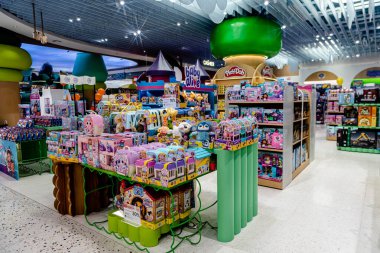 Sukhumvit yolundaki Central Chidlom 'daki farklı bir markanın iç görünümü. Bangkok, Tayland. - 28 Ekim 2025.