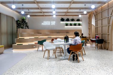 Sukhumvit yolundaki Central Chidlom 'daki farklı bir markanın iç görünümü. Bangkok, Tayland. - 28 Ekim 2025.