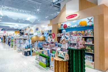 Sukhumvit yolundaki Central Chidlom 'daki farklı bir markanın iç görünümü. Bangkok, Tayland. - 28 Ekim 2025.