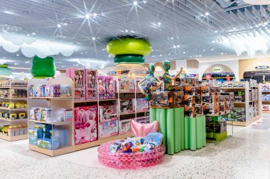 Sukhumvit yolundaki Central Chidlom 'daki farklı bir markanın iç görünümü. Bangkok, Tayland. - 28 Ekim 2025.