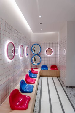 Sukhumvit yolundaki Central Chidlom 'daki farklı bir markanın iç görünümü. Bangkok, Tayland. - 28 Ekim 2025.