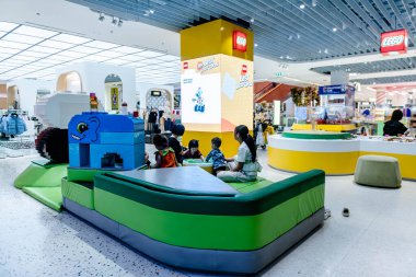 Sukhumvit yolundaki Central Chidlom 'daki farklı bir markanın iç görünümü. Bangkok, Tayland. - 28 Ekim 2025.