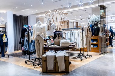 Sukhumvit yolundaki Central Chidlom 'daki farklı bir markanın iç görünümü. Bangkok, Tayland. - 28 Ekim 2025.