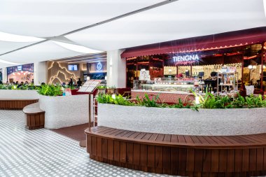 Sukhumvit yolundaki Central Chidlom 'daki farklı bir markanın iç görünümü. Bangkok, Tayland. - 28 Ekim 2025.