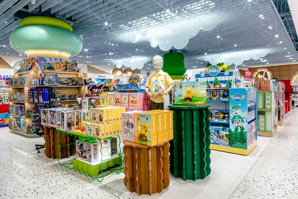 Sukhumvit yolundaki Central Chidlom 'daki farklı bir markanın iç görünümü. Bangkok, Tayland. - 28 Ekim 2025.