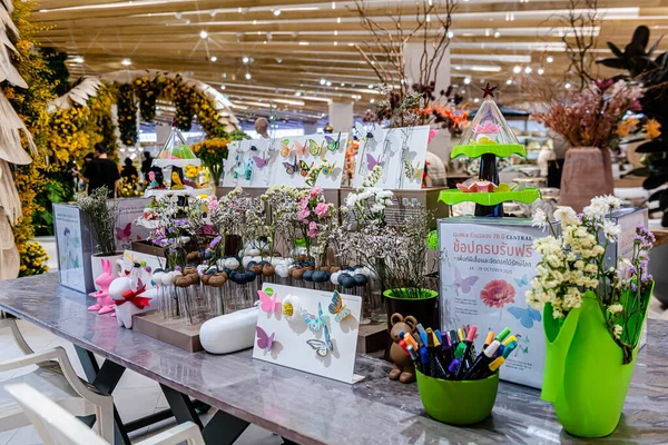 Sukhumvit yolundaki Central Chidlom 'daki farklı bir markanın iç görünümü. Bangkok, Tayland. - 28 Ekim 2025.