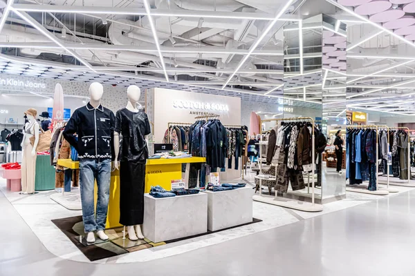 Sukhumvit yolundaki Central Chidlom 'daki farklı bir markanın iç görünümü. Bangkok, Tayland. - 28 Ekim 2025.