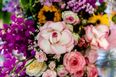Central Chidlom 'daki alışveriş merkezinde bir demet çiçek süslemesi. Arka plan dokusunda güzel çiçeklerin çeşitleri var. Fotoğraf seçici bir odak ile çekildi, bazı kısımlar bulanık efektler.