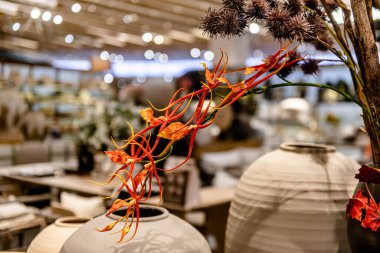 Central Chidlom 'daki alışveriş merkezinde bir demet çiçek süslemesi. Arka plan dokusunda güzel çiçeklerin çeşitleri var. Fotoğraf seçici bir odak ile çekildi, bazı kısımlar bulanık efektler.