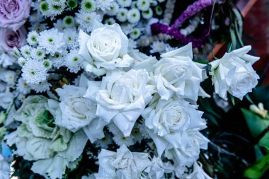 Central Chidlom 'daki alışveriş merkezinde bir demet çiçek süslemesi. Arka plan dokusunda güzel çiçeklerin çeşitleri var. Fotoğraf seçici bir odak ile çekildi, bazı kısımlar bulanık efektler.