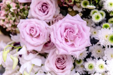 Central Chidlom 'daki alışveriş merkezinde bir demet çiçek süslemesi. Arka plan dokusunda güzel çiçeklerin çeşitleri var. Fotoğraf seçici bir odak ile çekildi, bazı kısımlar bulanık efektler.
