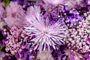 Central Chidlom 'daki alışveriş merkezinde bir demet çiçek süslemesi. Arka plan dokusunda güzel çiçeklerin çeşitleri var. Fotoğraf seçici bir odak ile çekildi, bazı kısımlar bulanık efektler.