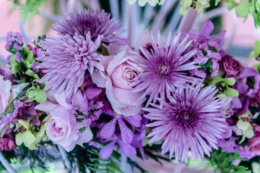Central Chidlom 'daki alışveriş merkezinde bir demet çiçek süslemesi. Arka plan dokusunda güzel çiçeklerin çeşitleri var. Fotoğraf seçici bir odak ile çekildi, bazı kısımlar bulanık efektler.