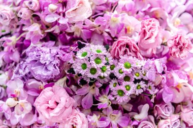 Central Chidlom 'daki alışveriş merkezinde bir demet çiçek süslemesi. Arka plan dokusunda güzel çiçeklerin çeşitleri var. Fotoğraf seçici bir odak ile çekildi, bazı kısımlar bulanık efektler.