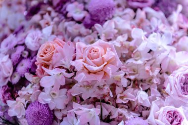 Central Chidlom 'daki alışveriş merkezinde bir demet çiçek süslemesi. Arka plan dokusunda güzel çiçeklerin çeşitleri var. Fotoğraf seçici bir odak ile çekildi, bazı kısımlar bulanık efektler.