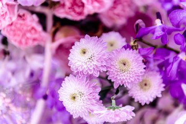 Central Chidlom 'daki alışveriş merkezinde bir demet çiçek süslemesi. Arka plan dokusunda güzel çiçeklerin çeşitleri var. Fotoğraf seçici bir odak ile çekildi, bazı kısımlar bulanık efektler.