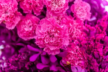 Central Chidlom 'daki alışveriş merkezinde bir demet çiçek süslemesi. Arka plan dokusunda güzel çiçeklerin çeşitleri var. Fotoğraf seçici bir odak ile çekildi, bazı kısımlar bulanık efektler.