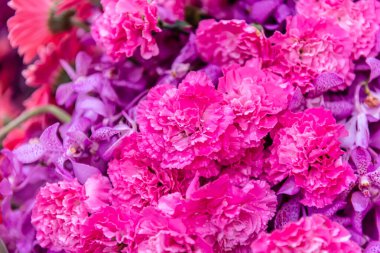 Central Chidlom 'daki alışveriş merkezinde bir demet çiçek süslemesi. Arka plan dokusunda güzel çiçeklerin çeşitleri var. Fotoğraf seçici bir odak ile çekildi, bazı kısımlar bulanık efektler.