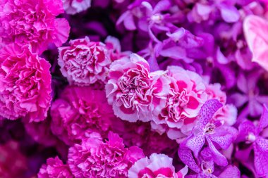 Central Chidlom 'daki alışveriş merkezinde bir demet çiçek süslemesi. Arka plan dokusunda güzel çiçeklerin çeşitleri var. Fotoğraf seçici bir odak ile çekildi, bazı kısımlar bulanık efektler.