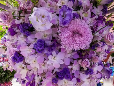 Central Chidlom 'daki alışveriş merkezinde bir demet çiçek süslemesi. Arka plan dokusunda güzel çiçeklerin çeşitleri var. Fotoğraf seçici bir odak ile çekildi, bazı kısımlar bulanık efektler.