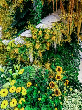 Central Chidlom 'daki alışveriş merkezinde bir demet çiçek süslemesi. Arka plan dokusunda güzel çiçeklerin çeşitleri var. Fotoğraf seçici bir odak ile çekildi, bazı kısımlar bulanık efektler.