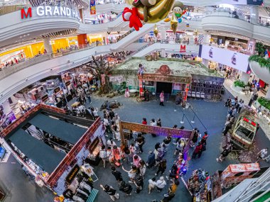 Bangkapi 'deki M Lifestyle' ın önde gelen alışveriş merkezinin içine bakın, yerel halk ve ziyaretçiler alışverişlerinin tadını çıkarıyorlar ve zaman zaman burada düzenlenen etkinliklere katılıyorlar. Bangkok, Tayland. - 31 Ekim 2025.