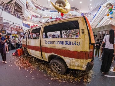 Bangkapi 'deki M Lifestyle' ın önde gelen alışveriş merkezinin içine bakın, yerel halk ve ziyaretçiler alışverişlerinin tadını çıkarıyorlar ve zaman zaman burada düzenlenen etkinliklere katılıyorlar. Bangkok, Tayland. - 31 Ekim 2025.