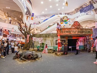 Bangkapi 'deki M Lifestyle' ın önde gelen alışveriş merkezinin içine bakın, yerel halk ve ziyaretçiler alışverişlerinin tadını çıkarıyorlar ve zaman zaman burada düzenlenen etkinliklere katılıyorlar. Bangkok, Tayland. - 31 Ekim 2025.