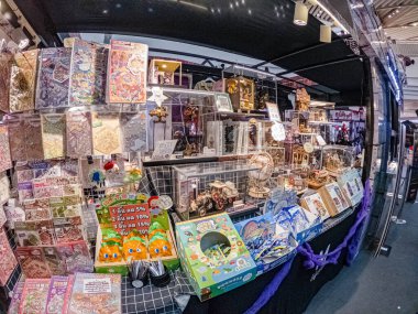 Bangkapi 'deki M Lifestyle' ın önde gelen alışveriş merkezinin içine bakın, yerel halk ve ziyaretçiler alışverişlerinin tadını çıkarıyorlar ve zaman zaman burada düzenlenen etkinliklere katılıyorlar. Bangkok, Tayland. - 31 Ekim 2025.