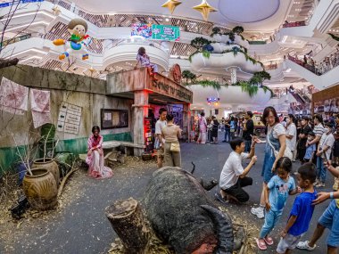 Bangkapi 'deki M Lifestyle' ın önde gelen alışveriş merkezinin içine bakın, yerel halk ve ziyaretçiler alışverişlerinin tadını çıkarıyorlar ve zaman zaman burada düzenlenen etkinliklere katılıyorlar. Bangkok, Tayland. - 31 Ekim 2025.