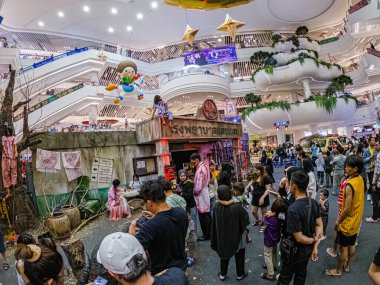 Bangkapi 'deki M Lifestyle' ın önde gelen alışveriş merkezinin içine bakın, yerel halk ve ziyaretçiler alışverişlerinin tadını çıkarıyorlar ve zaman zaman burada düzenlenen etkinliklere katılıyorlar. Bangkok, Tayland. - 31 Ekim 2025.