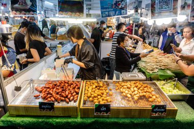 Bangkok 'taki QSNCC' de düzenlenen Seyahat Tayland ve Yurtdışı Sergisi. Yerel halk ve turistler alışverişe ve gezileri için rezervasyon yaptırmaya geliyorlar. Bangkok, Tayland. - 8 Kasım 2025.