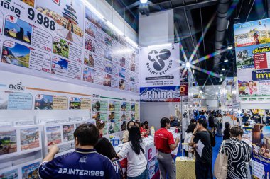 Bangkok 'taki QSNCC' de düzenlenen Seyahat Tayland ve Yurtdışı Sergisi. Yerel halk ve turistler alışverişe ve gezileri için rezervasyon yaptırmaya geliyorlar. Bangkok, Tayland. - 8 Kasım 2025.
