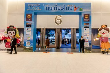 Bangkok 'taki QSNCC' de düzenlenen Seyahat Tayland ve Yurtdışı Sergisi. Yerel halk ve turistler alışverişe ve gezileri için rezervasyon yaptırmaya geliyorlar. Bangkok, Tayland. - 8 Kasım 2025.