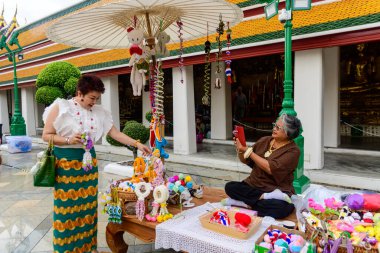 Bangkok 'taki Sutat Thep Savaş Tapınağı' nda etkinlikler, yerel halk ve ziyaretçiler fotoğraf çekmeye, dua etmeye ve gösteriyi izlemeye geldiler. Bangkok, Tayland. - 20 Haziran 2025.