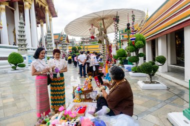 Bangkok 'taki Sutat Thep Savaş Tapınağı' nda etkinlikler, yerel halk ve ziyaretçiler fotoğraf çekmeye, dua etmeye ve gösteriyi izlemeye geldiler. Bangkok, Tayland. - 20 Haziran 2025.