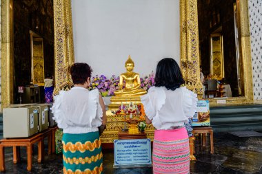 Bangkok 'taki Sutat Thep Savaş Tapınağı' nda etkinlikler, yerel halk ve ziyaretçiler fotoğraf çekmeye, dua etmeye ve gösteriyi izlemeye geldiler. Bangkok, Tayland. - 20 Haziran 2025.